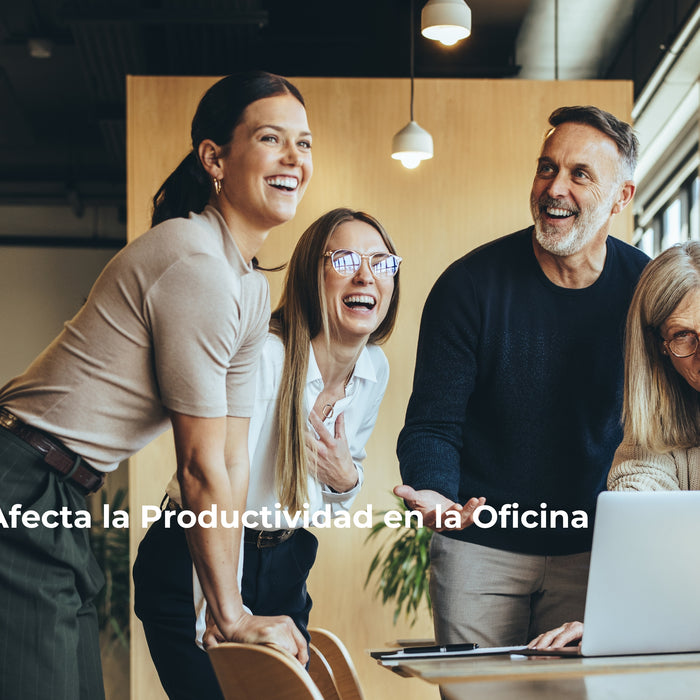 Compañeros de trabajo en espacio de trabajo con iluminación artificial y natural