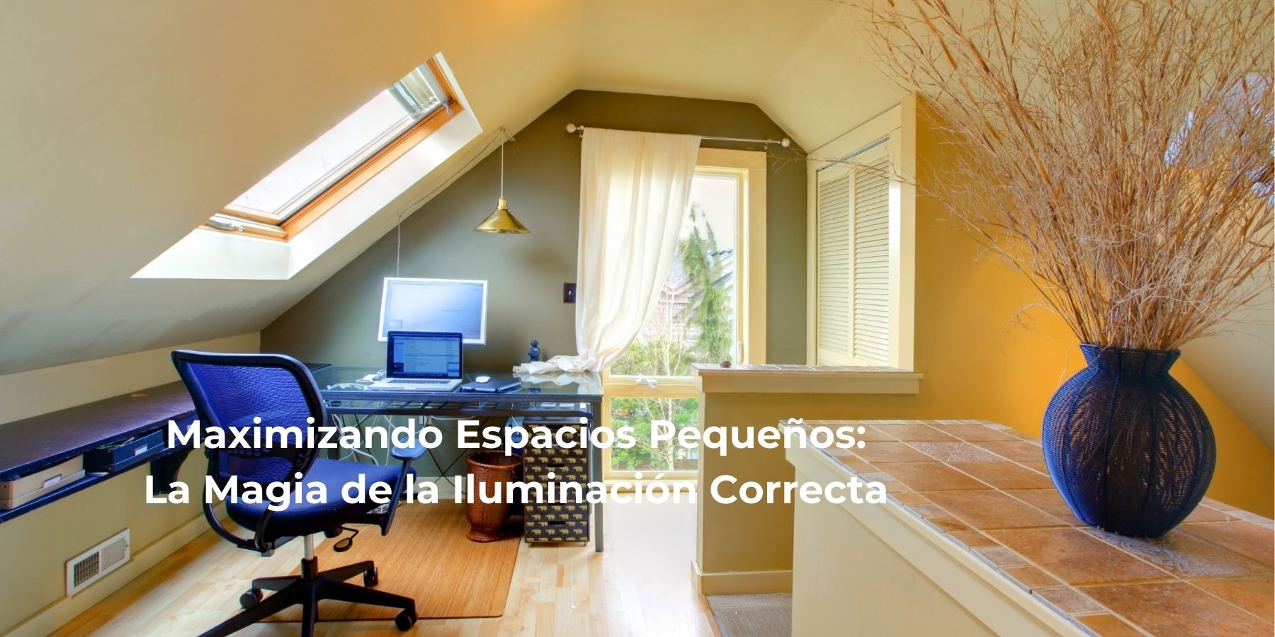 Pequeño estudio en casa bien iluminado con una lámpara colgante moderna y luz natural de la ventana, creando un espacio de trabajo acogedor y funcional