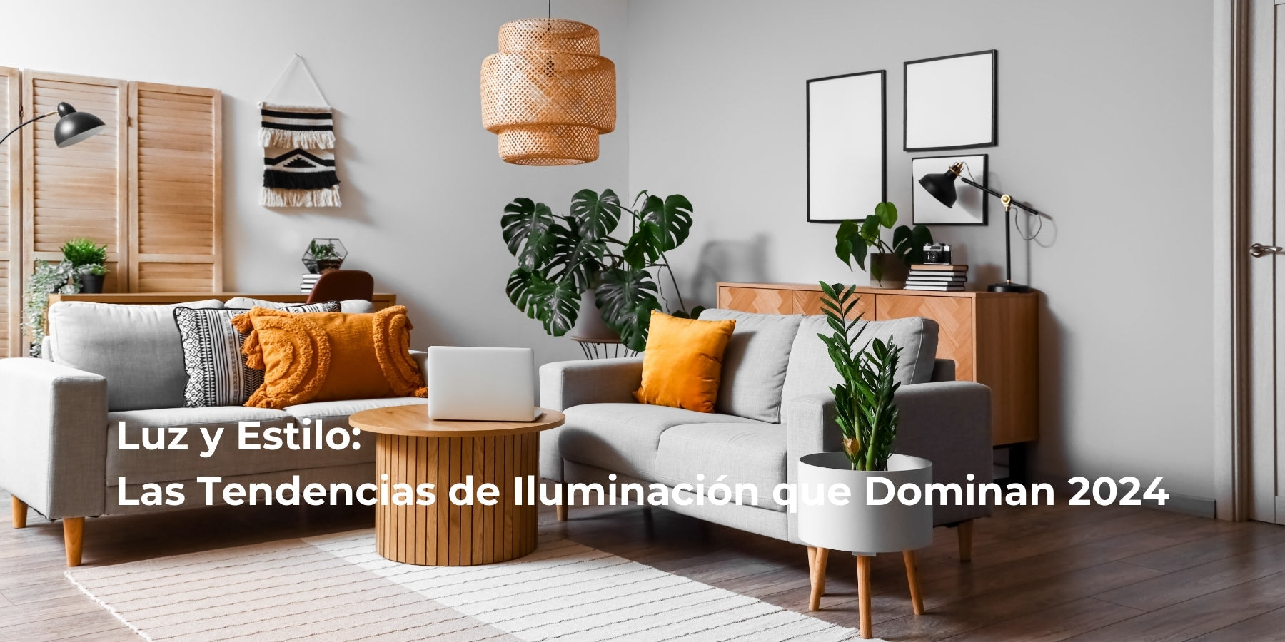 Sala moderna iluminada con lámpara colgante, lámpara de piso y lámpara de mesa