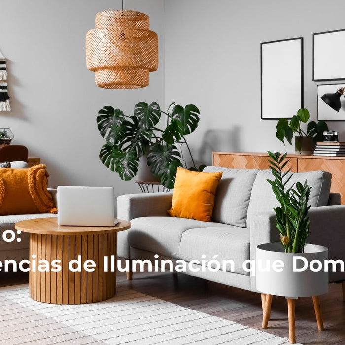 Sala moderna iluminada con lámpara colgante, lámpara de piso y lámpara de mesa